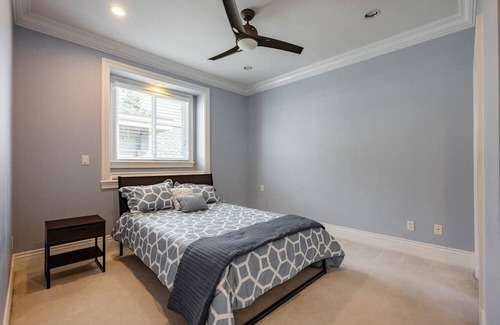 Newton House | Spacious 5 bed/5 bath home