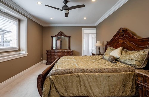Newton House | Spacious 5 bed/5 bath home