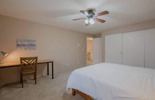 West End House | 2BR | Tacoma | Hospital Proximity | Spacious | Fully Fenced