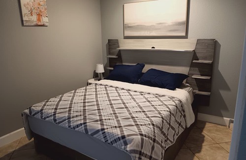 Humble Apartment | Forest Glade tuck in 10 minutes from Bush Airport with a deck and parking.