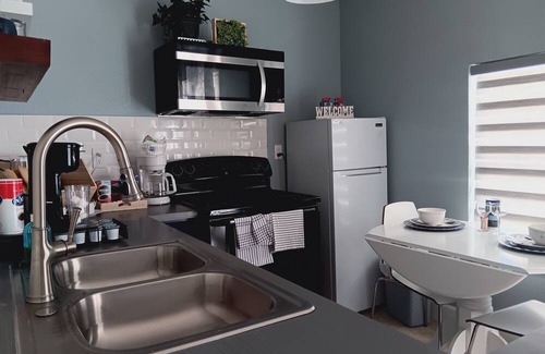 Humble Apartment | Forest Glade tuck in 10 minutes from Bush Airport with a deck and parking.