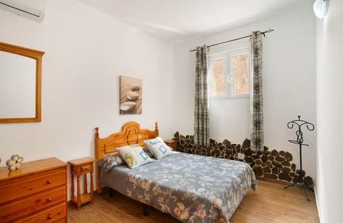 Aguimes Apartment | Vacation Apartment 'Villa Paulito El Roque' with Mountain View, Private Pool and Wi-Fi
