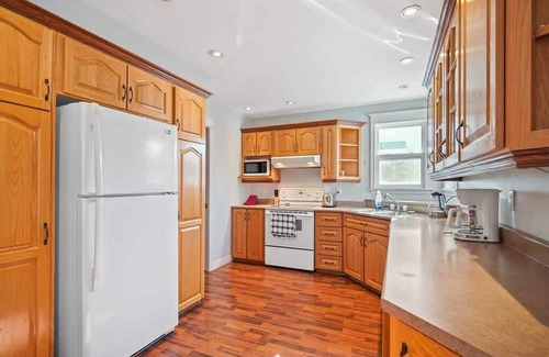 Paradise House | Peaceful Paradise -3 BDRM with beautiful Sunroom