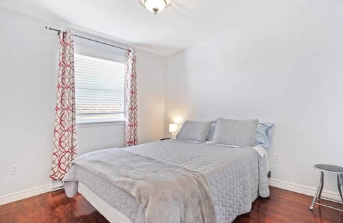 Paradise House | Peaceful Paradise -3 BDRM with beautiful Sunroom