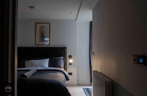 Trafford Apartment | Lovely 3-Bed Apartment in Altrincham