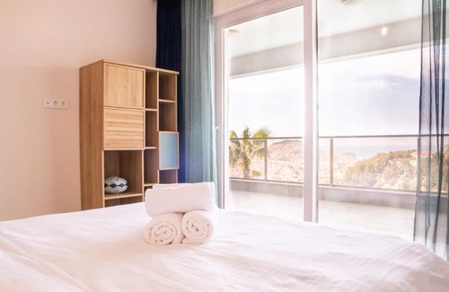 Kusadasi City Centre Apartment | Spacious Flat with Pool in Kusadasi