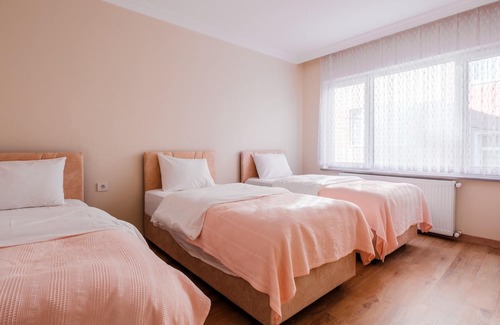 Osmangazi Apartment | Sleek Flat with Balcony in Bursa