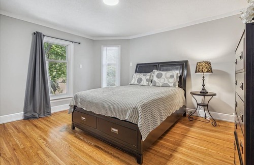 Hamilton House | Spacious Family Home with Back Patio