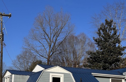 Stuart House | Simple house, king size bed with full bathroom and a kitchenette.