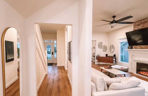 Columbia House | 5 minute walk to downtown Bellingham and beautiful beaches.