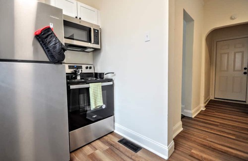 Bellevue Apartment | 10 minutes to the city! Great, safe location w/full kitchen and pet friendly!