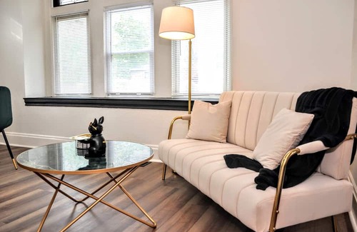 Bellevue Apartment | 10 minutes to the city! Great, safe location w/full kitchen and pet friendly!