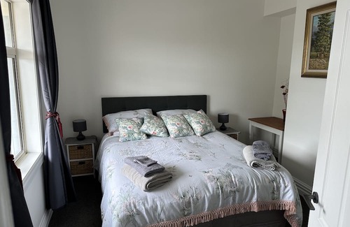 Timaru House | Beautifully renovated duck back cottage Close to Bay and town