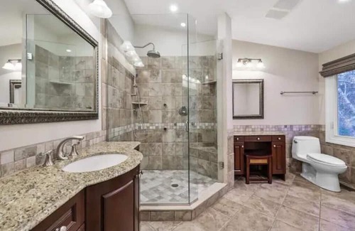 Burlington Villa | Private 4-bedroom home steps to Lake Ontario