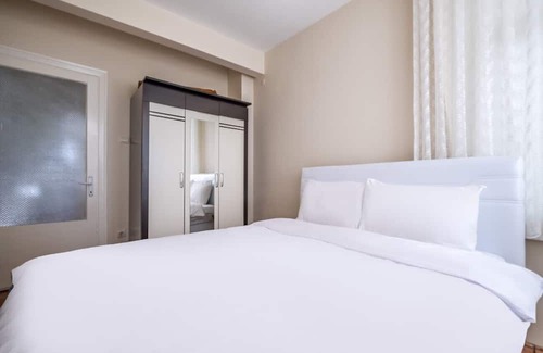 Caddebostan Mahallesi Apartment | Chic Flat with Balcony Close to Caddebostan Shore