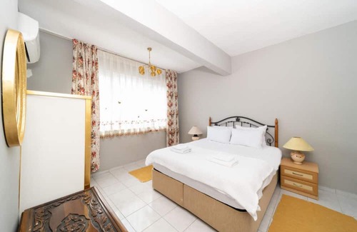 Antalya City Centre Apartment | Colorful Flat Close to the Coast in Muratpasa