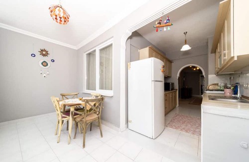Antalya City Centre Apartment | Colorful Flat Close to the Coast in Muratpasa
