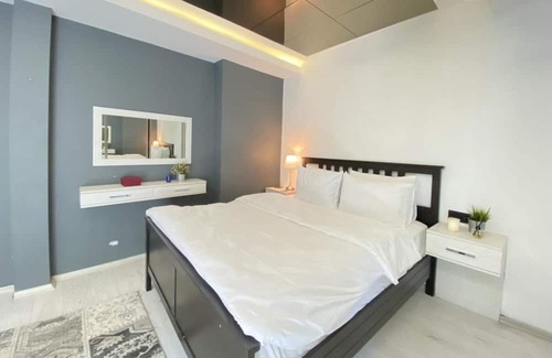 Uskudar Apartment | Flat with Bosphorus View and Backyard in Uskudar