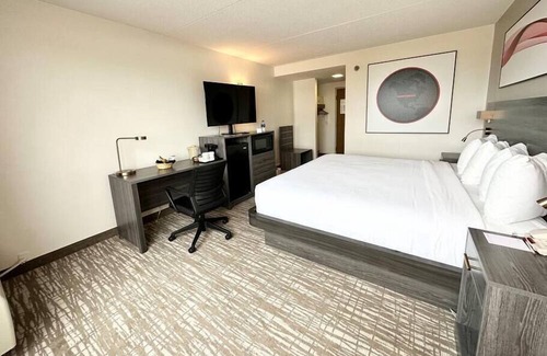 Cedar Rapids - Iowa City House | Executive suite w/private bath