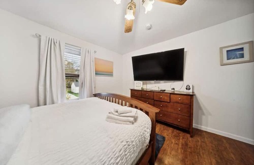 Mayfield Heights House | Colorful and Charming 3b 1b