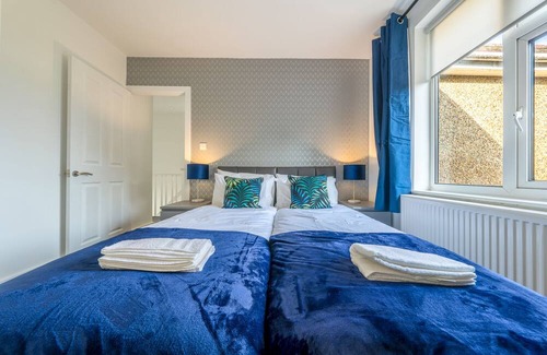 Luton House | Captivating 4 BR Terraced House in Luton's Prime Location