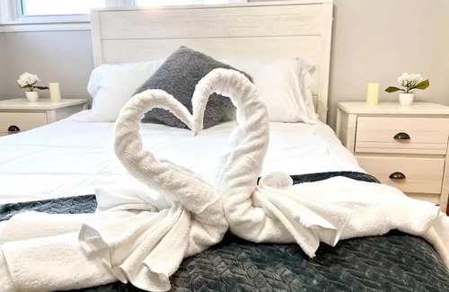 Elmhurst House | NEW - 5 mins from Elmhurst Uni - Elmhurst Hospital - Pet Friendly
