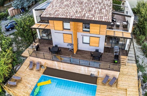 Marcoux House | This beautiful and modern vacation home welcomes you with a breathtaking mountain view.