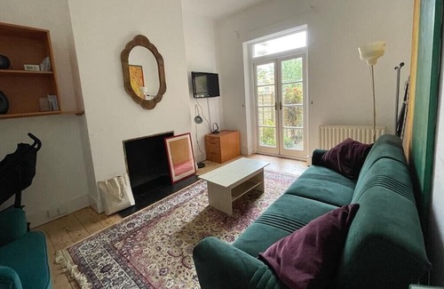 Thurlow Park House | The Sunflower Room in Grand Tulse Hill Villa