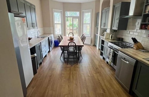 Thurlow Park House | The Sunflower Room in Grand Tulse Hill Villa