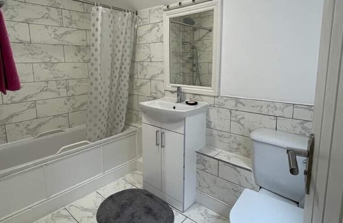 Thurlow Park House | The Sunflower Room in Grand Tulse Hill Villa