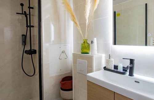 Carrieres-sous-Poissy Apartment | Studio Cosy Tout Confort Proche de Gare de Poissy