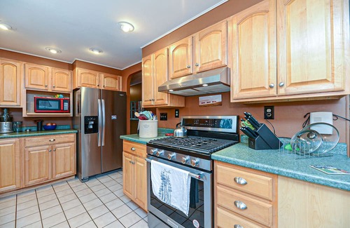 York House | Minutes to multiple beaches, country setting,1 acre, private