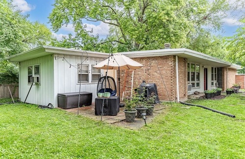 Homewood House | Cozy Rest-Haven, walking distance from Metra station and downtown Flossmoor