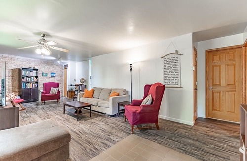 Homewood House | Cozy Rest-Haven, walking distance from Metra station and downtown Flossmoor