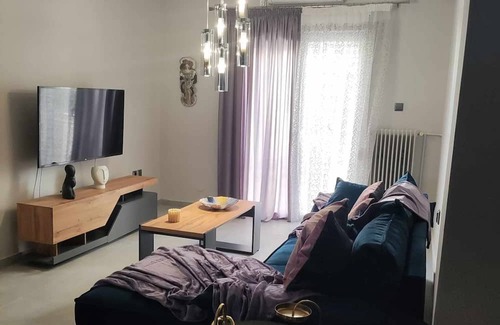 Volos City Centre Apartment | Modern appartment, perfect for couples & families. Enhanced Security features!