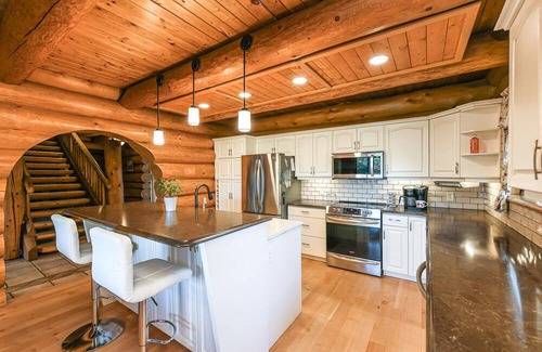 Courtenay House | Spacious Canadian dream log home with your own private oasis in Seal Bay area.