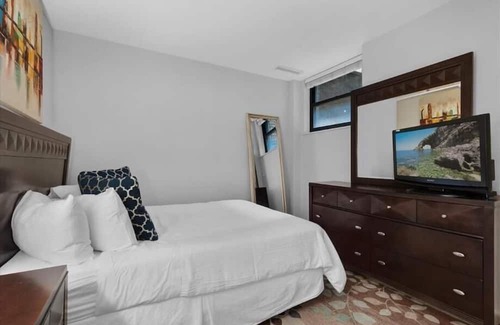 Downtown Washington D.C. House | Stylish 1B Condo | Steps to White House | by GLS
