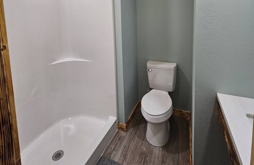Matewan Cabin | NEW BUILD - Close to Hatfield Mccoy TRAILS - Sleeps 6 - Clay's Bear Cave