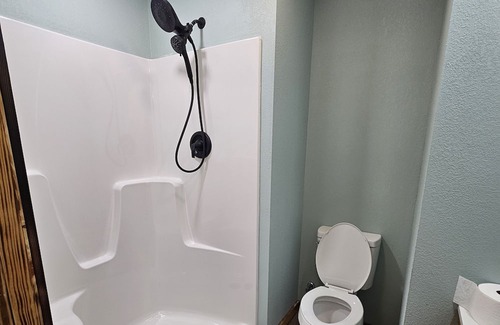 Matewan Cabin | NEW BUILD - Close to Hatfield Mccoy TRAILS - Sleeps 6 - Clay's Bear Cave