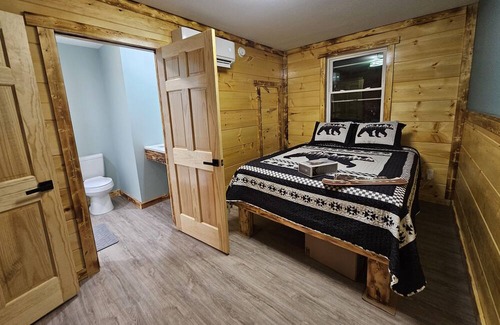 Matewan Cabin | NEW BUILD - Close to Hatfield Mccoy TRAILS - Sleeps 6 - Clay's Bear Cave