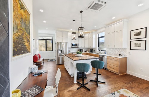 Eureka Cottage | Modern Eureka Getaway 1 Mi to Main St!