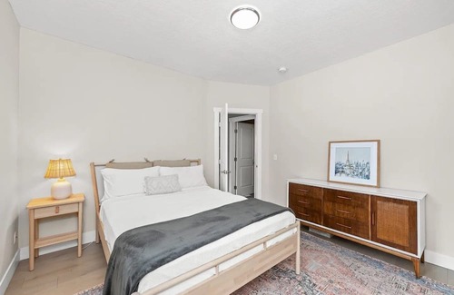 Manito House | Remodeled, historic South Hill Bungalow with Hot Tub! 5 min from downtown!