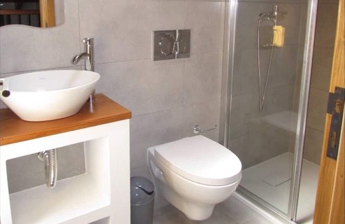 Monchique Apartment | Apartment 'Casa Rosa 43' with Private Terrace and Wi-Fi