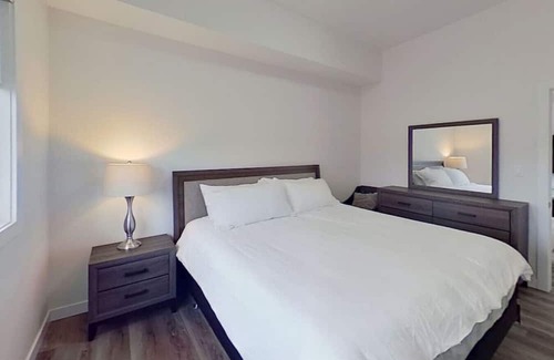 Hinton Apartment | King Suite at Creekstone