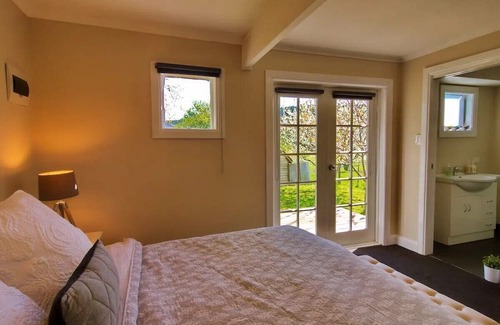 North Lilydale House | Tumbledown Barnhouse.