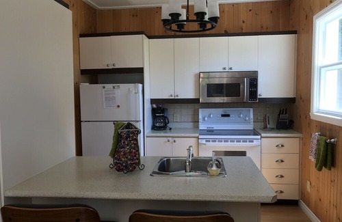 Saint-Jean-de-l'lle-d'Orleans Ski Chalet | View and access to the river, swimming pool, 4 pers. put down your suitcases and shine around.