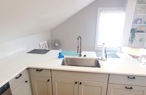 Fifth Ward Apartment | Coastal 2 bed with a view