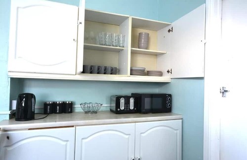Hull House | Hull Contractor Lodge-Sleeps 10, Free Parking, Near Stadium