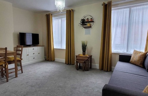 Atherstone Apartment | Spacious Town Centre Apartment - Home Away From Home with Great Wi-Fi