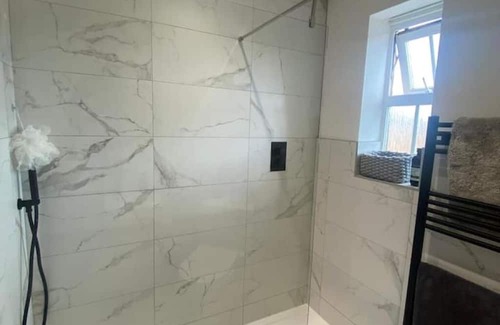 Northampton Apartment | 🏡 Stylish 2-Bed Top Floor Apartment Near Moulton Park & Bradlaugh Fields